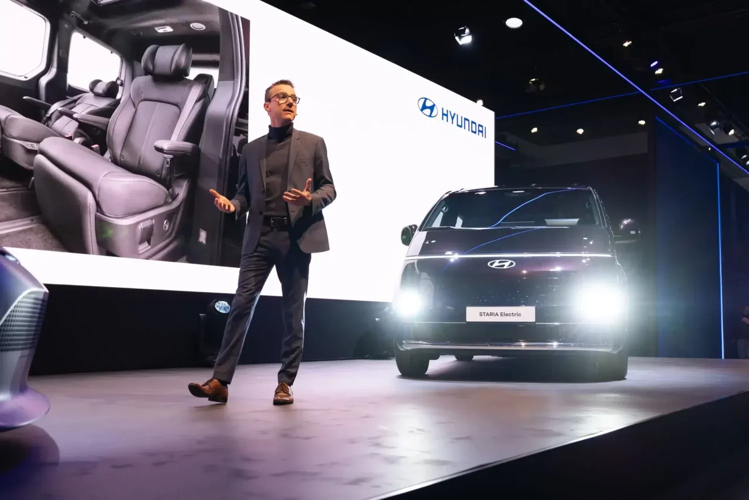 Hyundai Staria Electric debutează, stabilind un nou standard pentru mobilitatea spațioasă de zi cu zi, cu emisii zero.