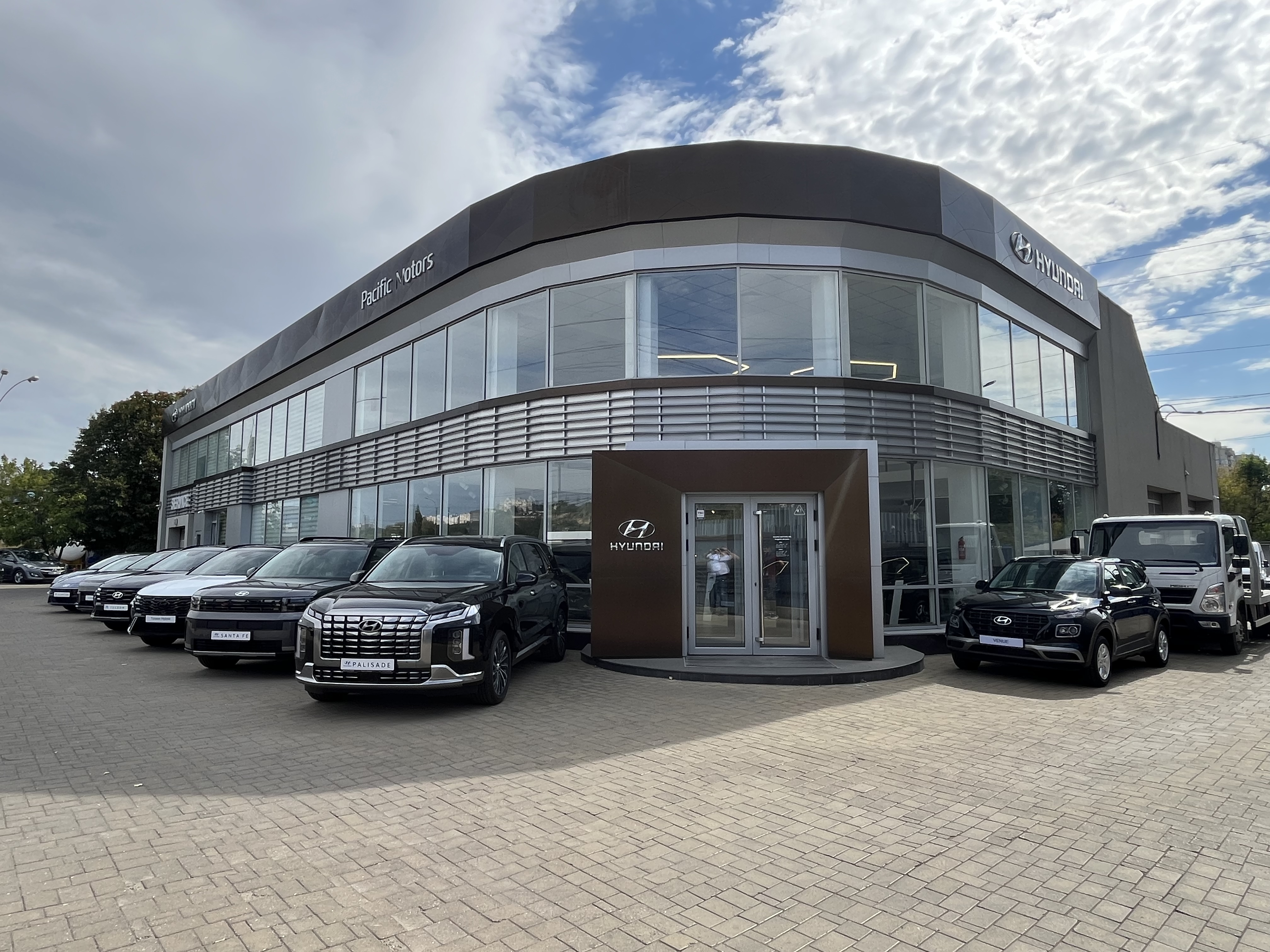 Pacific Motors showroom — Chișinău