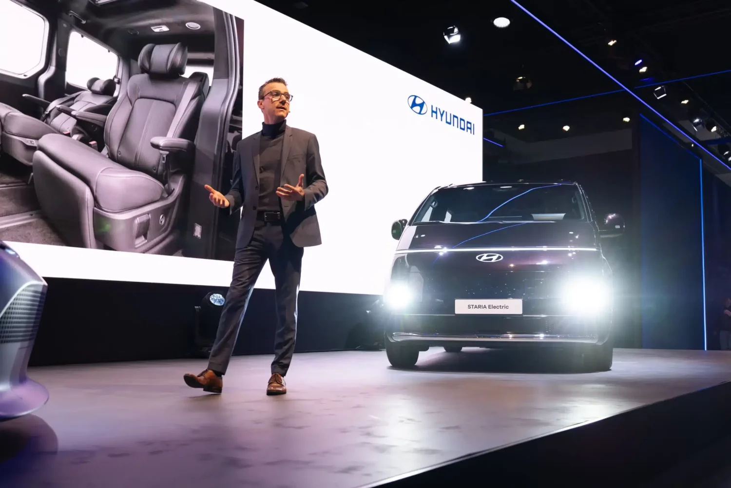 Hyundai STARIA Electric дебютирует, устанавливая новый стандарт просторной и экологически чистой мобильности на каждый день.