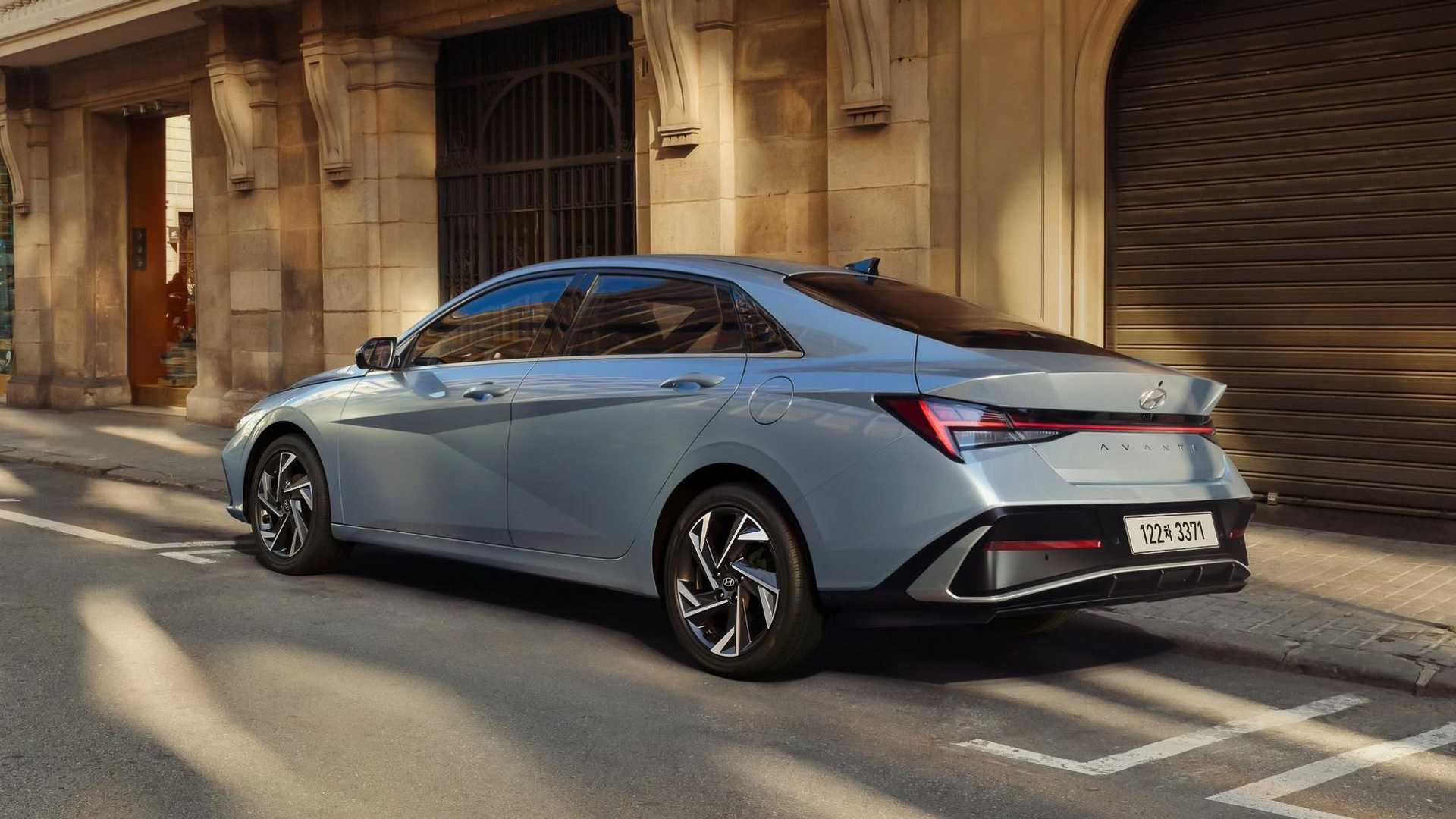 Острый спойлер на багажнике и задние фары, ассоциирующиеся с Hyundai характерным H-образным дизайном, создают высокотехнологичный, футуристический вид сзади.