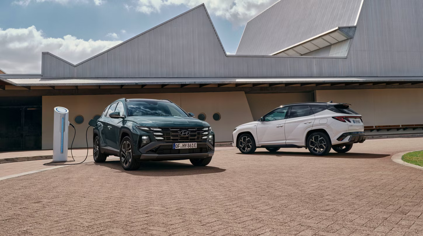 Зарядка. TUCSON Plug-in может заряжаться от различных источников — как от бытовой розетки, так и на общественных зарядных станциях.